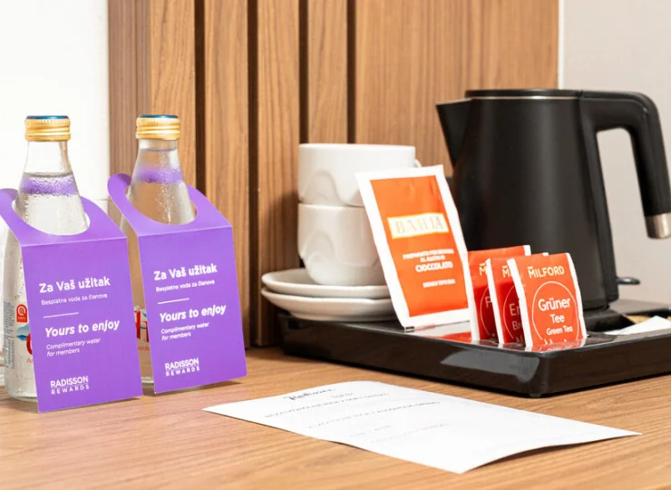 W każdym pokoju jest zestaw do parzenia kawy i herbaty oraz woda butelkowana