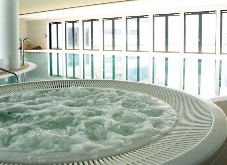 Kompleks basenowy składa się z 3 basenów i jacuzzi
