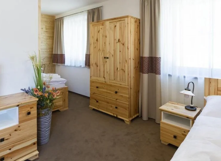 W apartamencie Smrek są 2 łóżka podwójne i rozkładana sofa