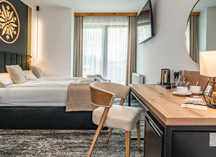 Wyremontowana sypialnia apartamentu z podwójnym łóżkiem