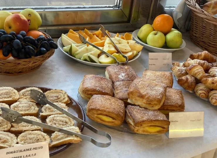 Śniadanie ma formę bufetu