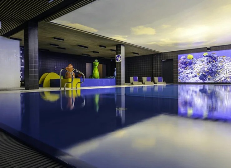 Holiday Park & Resort w Rowach posiada baseny zewnętrzne i wewnętrzne