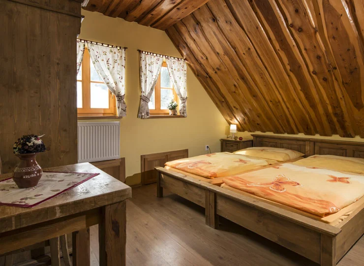 Pokoje w kolibie i domkach są urządzone w standardzie turystycznym 2*