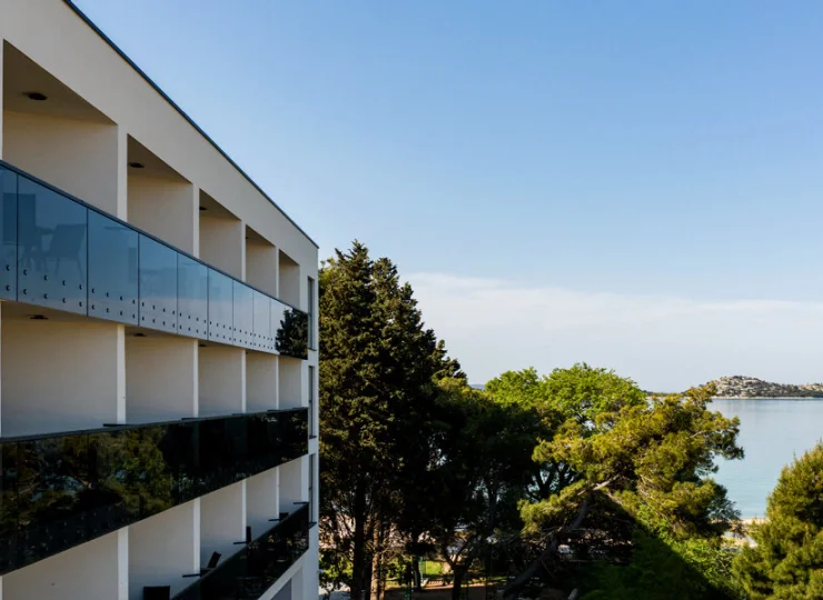 Goście tego hotelu mogą obserwować morze na każdym kroku