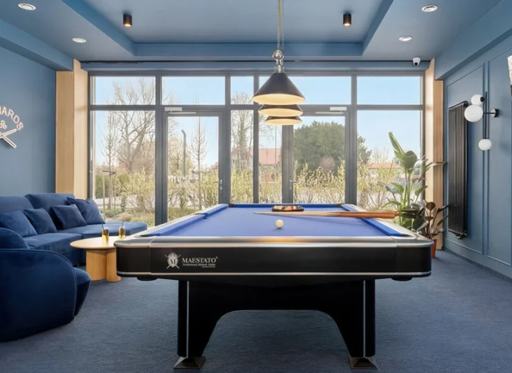 Starsi mogą oddać się grze w bilard, piłkarzyki czy rzutki