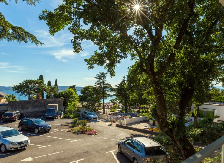 Pokoje superior dysponują balkonem z częściowym widokiem na morze