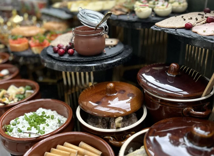 Jest tutaj i nabiał, i potrawy mięsne, i składniki dla wegetarian