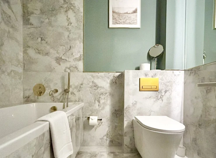 Pokojom towarzyszą luksusowe łazienki z wannami