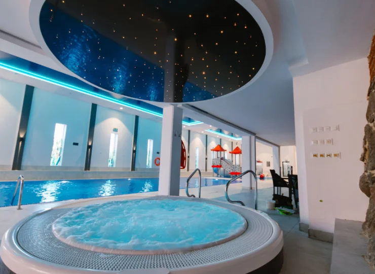 Obok basenu jest także jacuzzi pod rozgwieżdżonym niebem