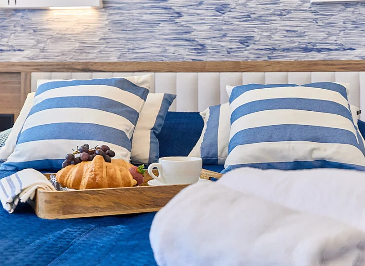 W każdym pokoju jest też zestaw plażowy, żelazko i deska do prasowania