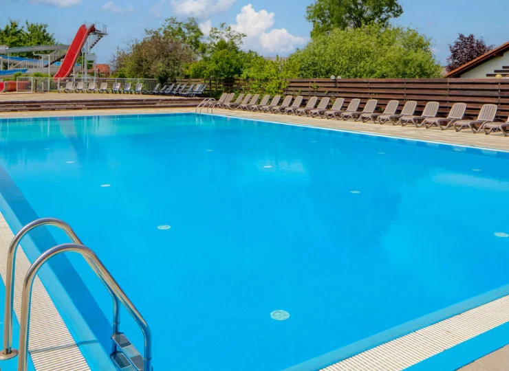 Jest tu sporo leżaków, ale też zjeżdżalnie