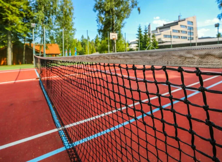 Na aktywnych gości czeka wielofunkcyjne boisko wprost przy hotelu