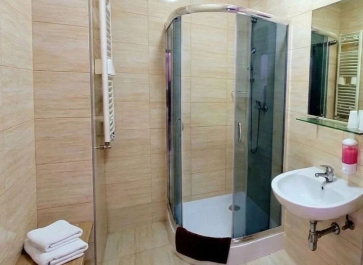 Łazienki wyposażono w kabinę prysznicową i suszarkę do włosów