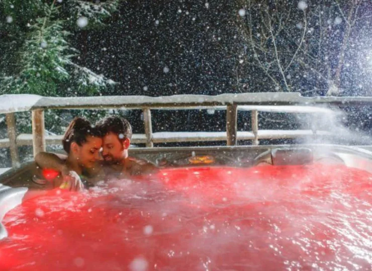 Na zewnątrz działa całoroczne jacuzzi