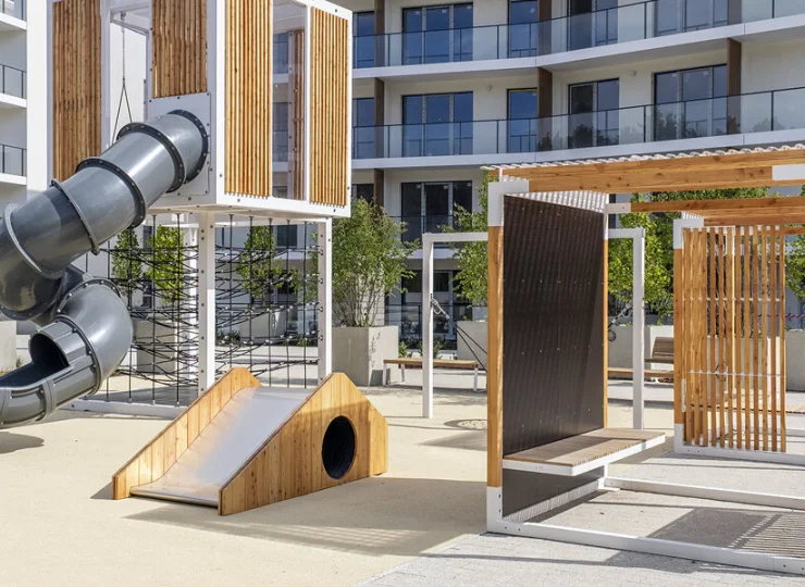Na patio powstał pełen atrakcji plac zabaw