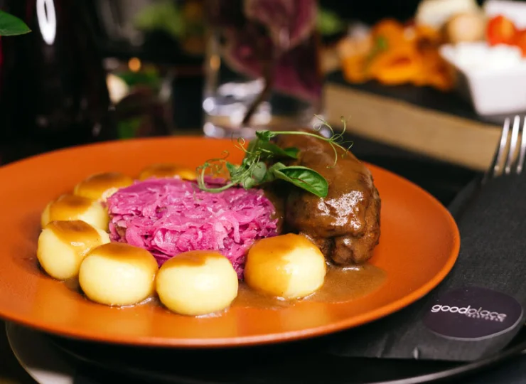 Hotelowa restauracja specjalizuje się w kuchni europejskiej i regionalnej