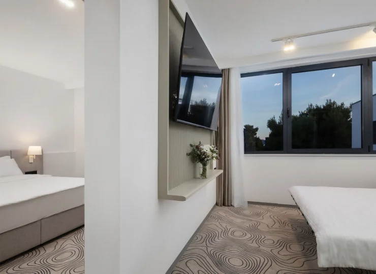 Sofę w salonie można rozłożyć i wykorzystać jako dostawkę