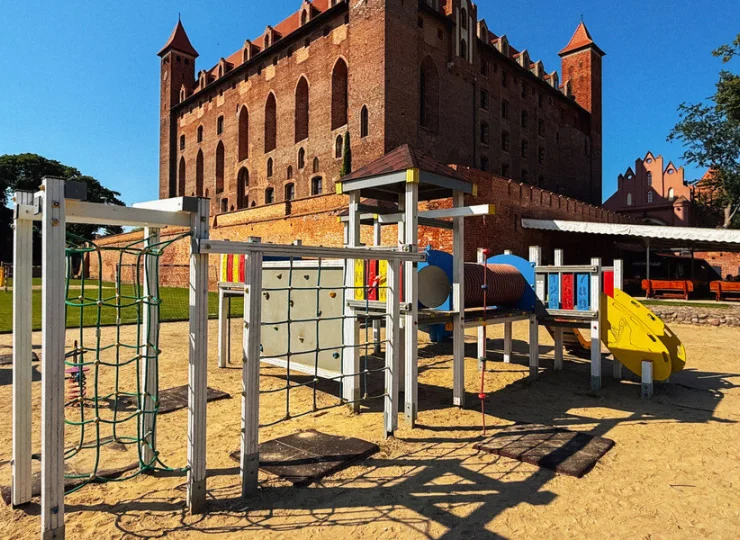 Plac zabaw z widokiem to zamek to nie lada atrakcja!