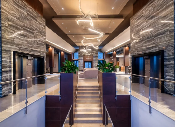 Wnętrza hotelu są nowoczesne i wygodne