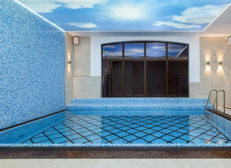 Kameralny basen z przeciwprądem zimą zamienia się w basen do morsowania