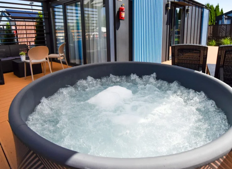 Jacuzzi na tarasie 5-osobowego domku Exclusive nr 10