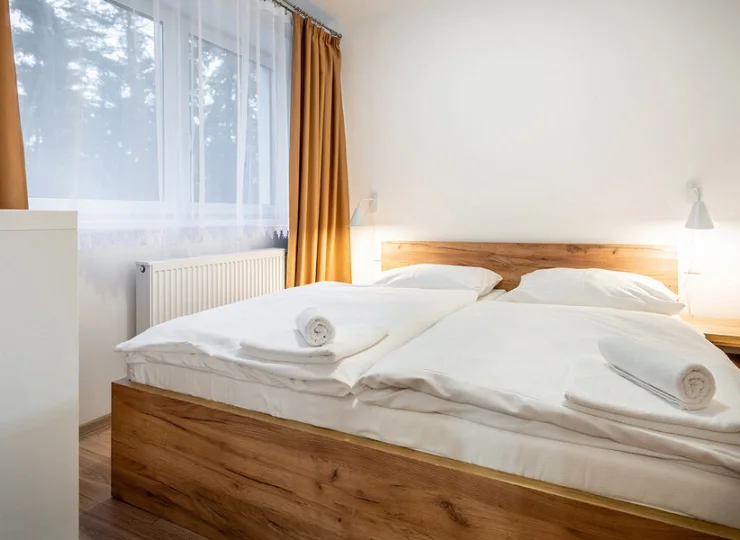 W apartamentach 2+2 w sypialni jest podwójne łóżko
