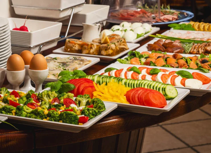 Bufet śniadaniowy jest urozmaicony i smaczny