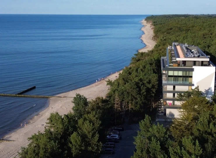 To wyjątkowo zlokalizowane miejsce - wprost nad morzem