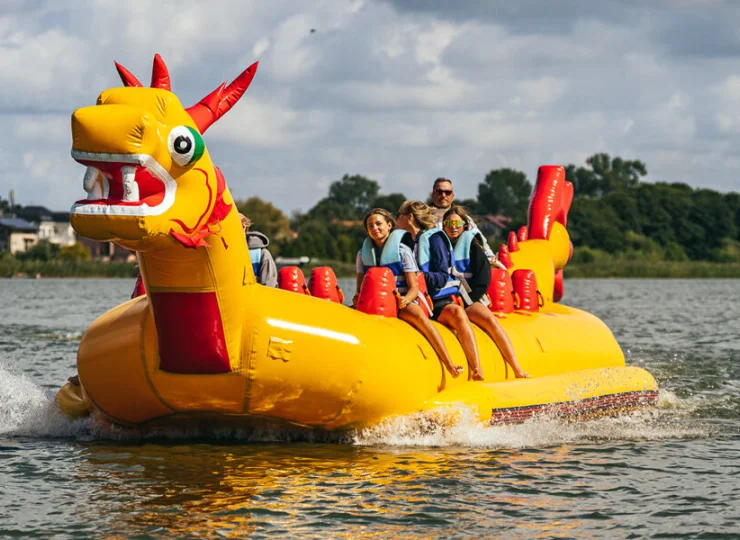 Wypożyczalnia sprzętu wodnego w Mielnie oferuje różnorodne atrakcje
