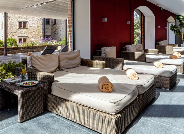 Przy basenie jest wiele miejsc do odpoczynku