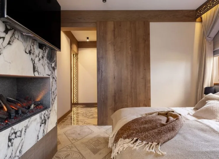 W sypialni Apartamentu Szpiglasowy Wierch jest kominek