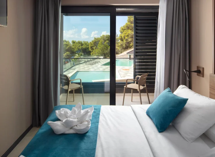 Hotel oferuje kilka rodzajów pokoi i apartamentów, w tym z widokiem na morze