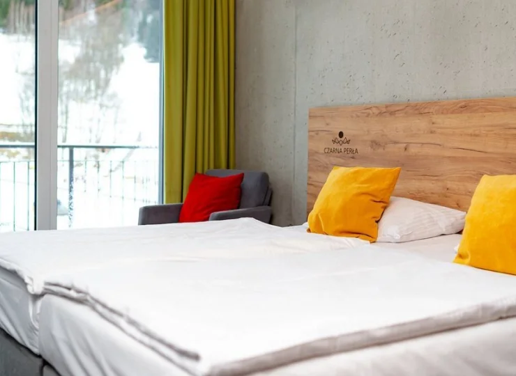 W pokoju znajduje się podwójne łóżko i dodatkowy rozkładany fotel