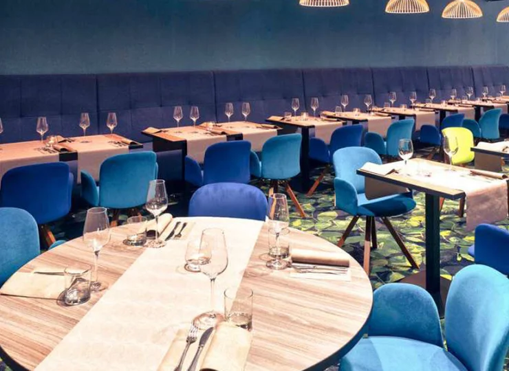 W hotelu mieści się nowocześnie elegancka sala restauracyjna