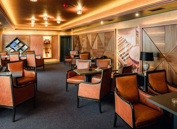 W hotelu jest restauracja, drink bar oraz Kawiarnia Literacka