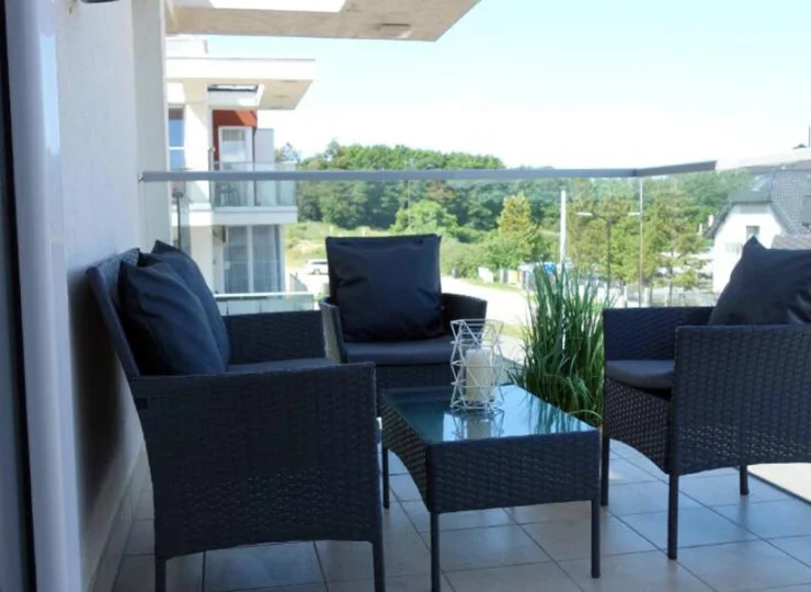 Apartamenty mają balkony lub wyjście na patio