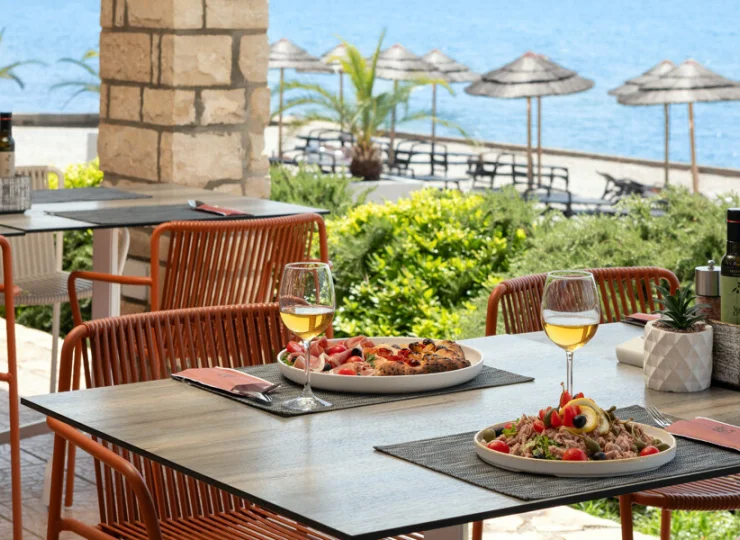 W sąsiedztwie resortu mieści się restauracja La Gradella z widokiem na morze