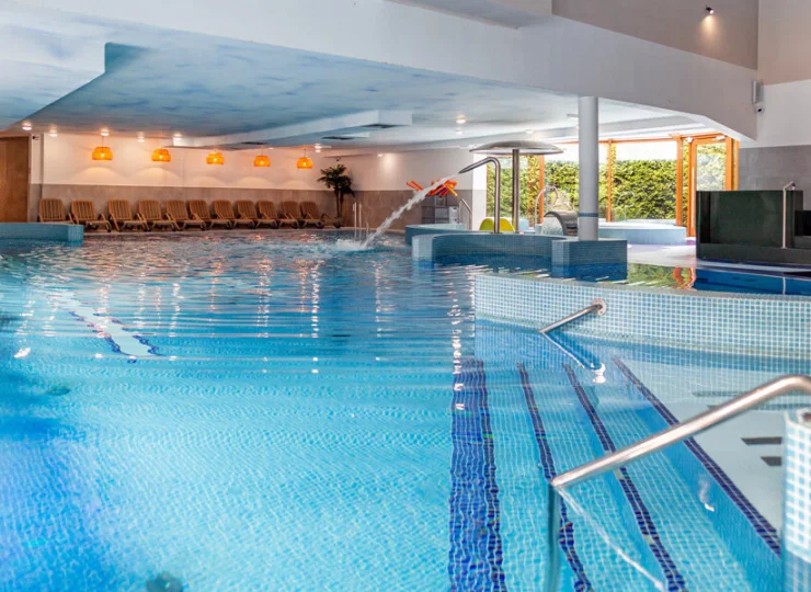 W parku wodnym znajdują się trzy baseny - sportowy, rekreacyjny oraz brodzik