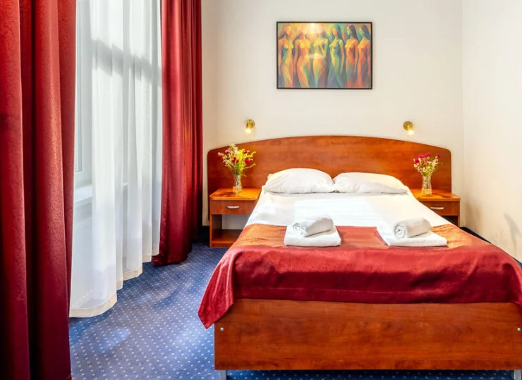 Wiele pokoi zdobią obrazy przedstawiające sztukę współczesną