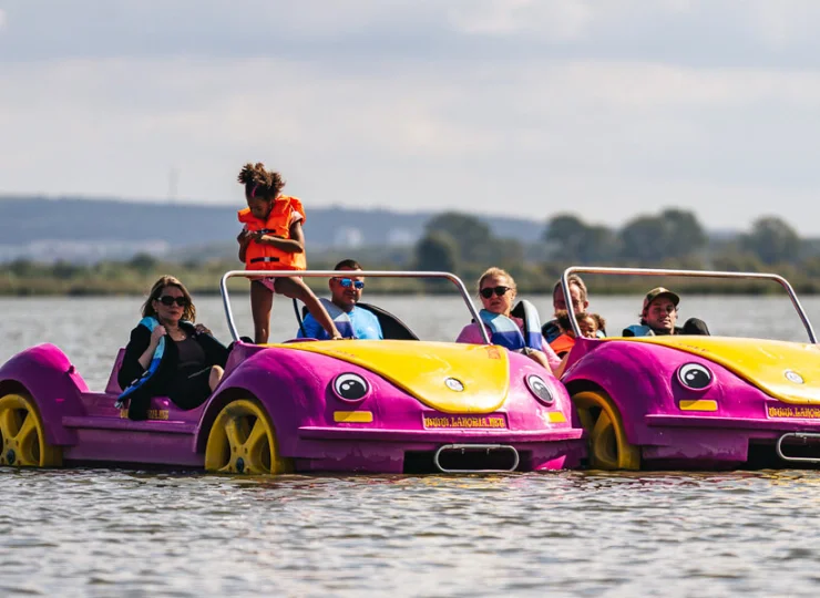 Można wypożyczyć motorówki, rowerki wodne, kajaki oraz deski SUP