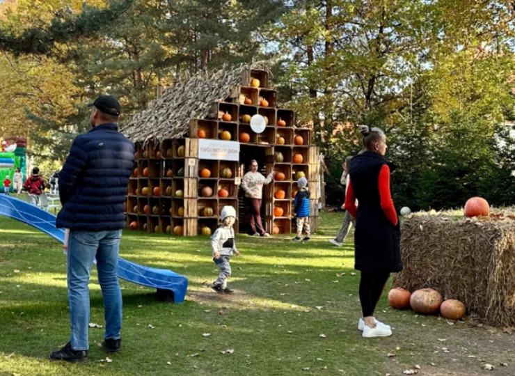 Jesienią przy hotelu jest otwierane pełne atrakcji pole dyniowe