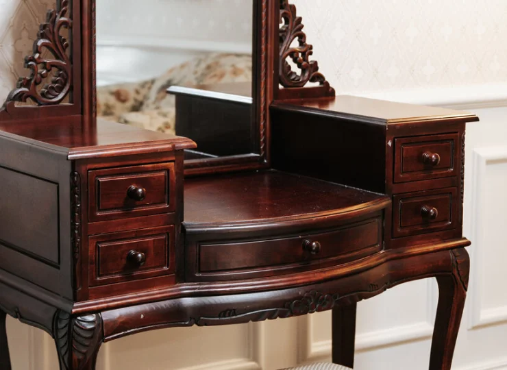 Pokoje wyposażono w stylowe meble z ciemnego drewna