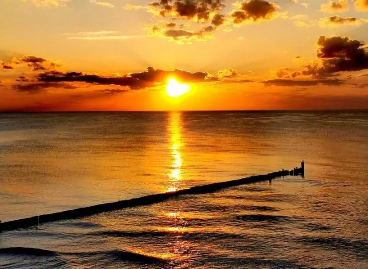 Hotel jest położony tylko 150 m od morza i piaszczystej plaży