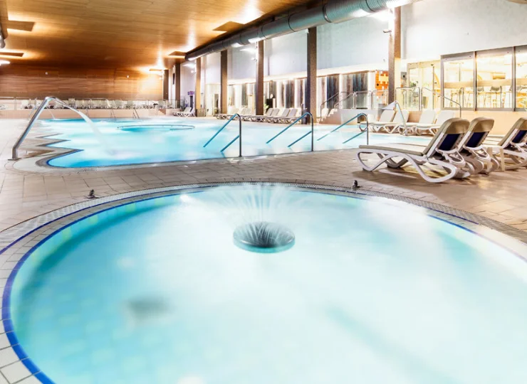 Baseny są nowoczesne, wyposażone w hydromasażery