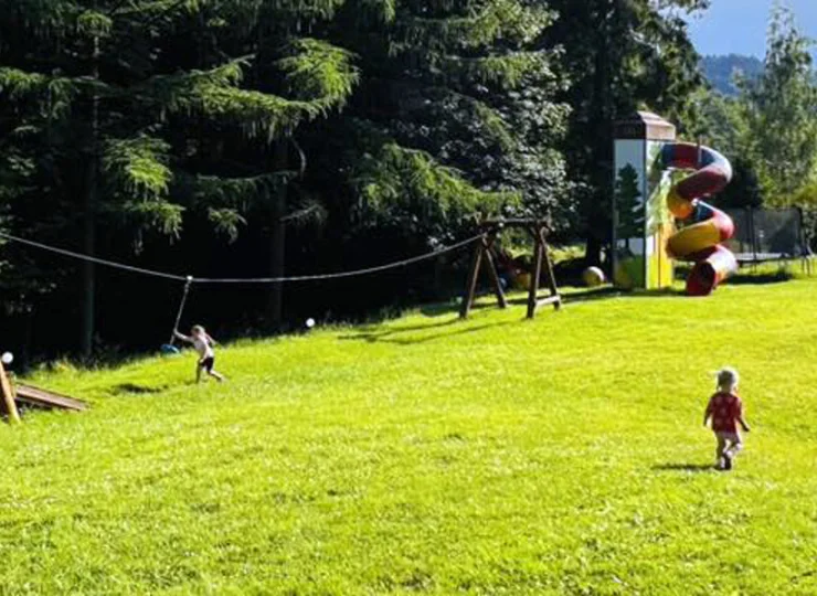 Na zewnątrz mieszczą się place zabaw, tyrolka i trampoliny