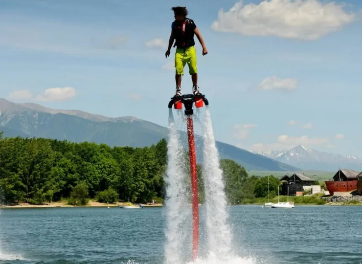 Możesz tu spróbować flyboardu (na zdjęciu)