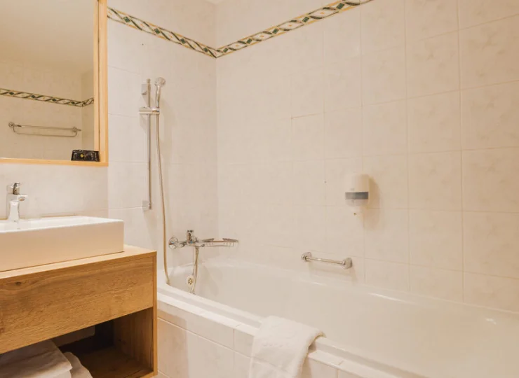 W hotelowych pokojach w łazience jest wanna