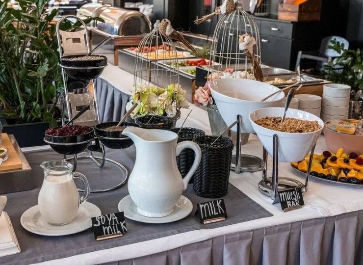 Restauracja przygotowuje też dla gości obiadokolacje i serwuje dania z karty