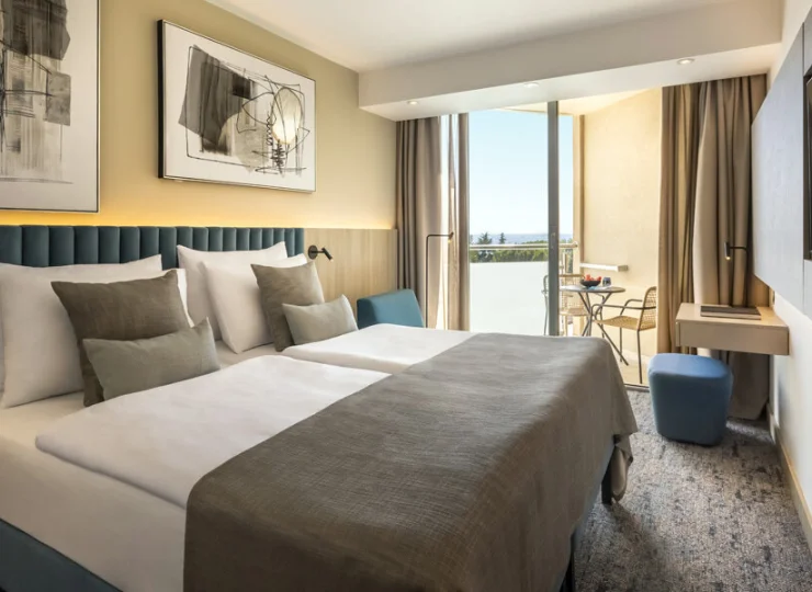 Pokoje wyposażono w TV, WiFi, minibar, sejf, klimatyzację i telefon