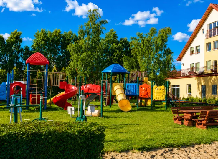 Na terenie posesji znajduje się duży plac zabaw oraz inne atrakcje dla dzieci